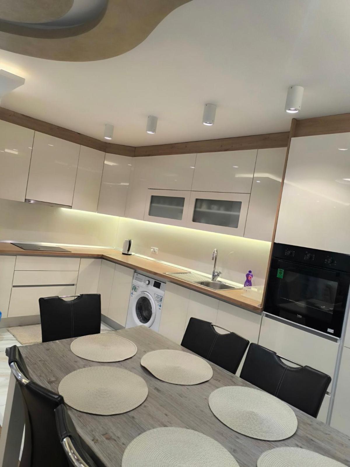 Luxury Apartment *
